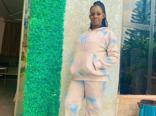 I sew Joggers and gowns am the one that sew this joggers and the gowns