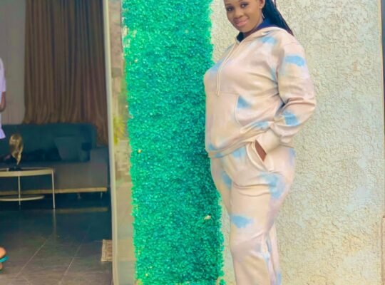 I sew Joggers and gowns am the one that sew this joggers and the gowns